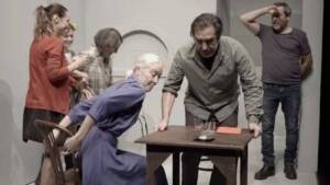 Espía a una mujer que se mata